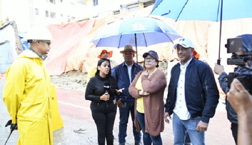 Foto gobernadora Santos supèrvisa daños Fiona