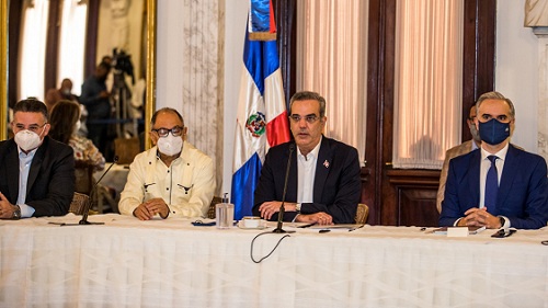 Foto Abinader anuncia fondo para doble sueldo cancelados