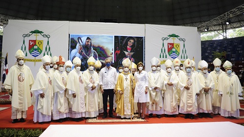 Foto Abinader con obispos en consagración SFM
