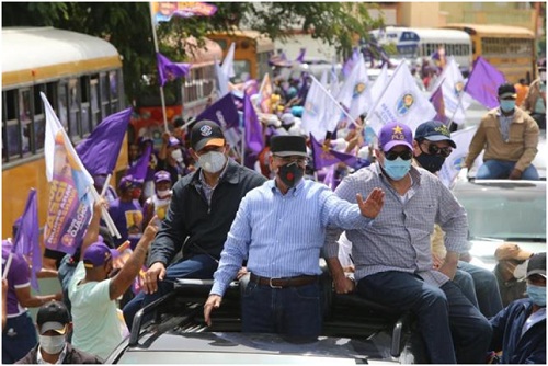 Foto Danilo Medina acompala a Gonzalo Santiago
