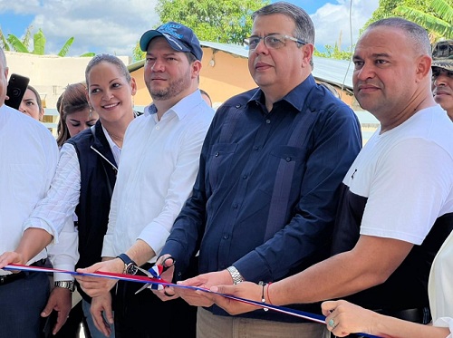 Foto Perelló y otros inauguran Centro Salud Moca