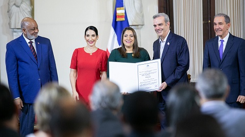 Foto Presidenmte entrega Medalla Excelencia Magisterial