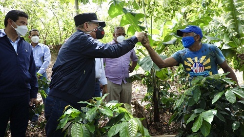 Foto agricultor con el Presidente Medina