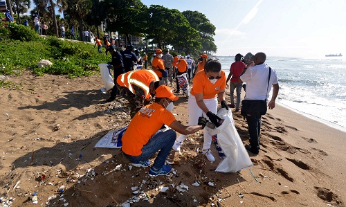 Foto empleados OP limpian playas