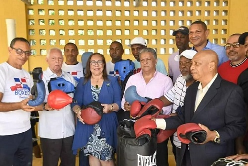 Foto gobernadora y deportistas de Santiago