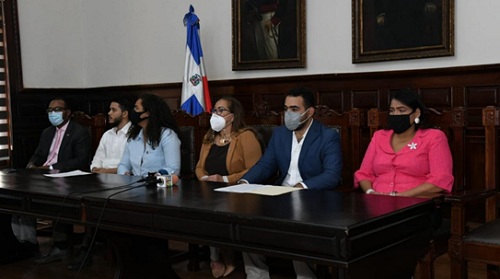 Foto gobernadora y otros funcioanrios en Santiago