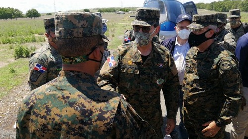 Foto militares y civiles supervisan frontera