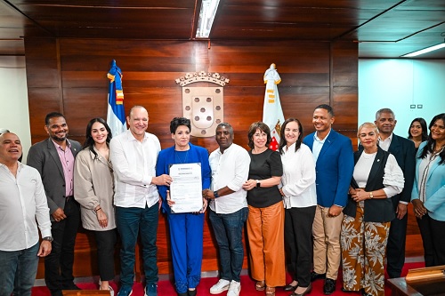 Foo alcalde entrega certificado a Sofhy 3