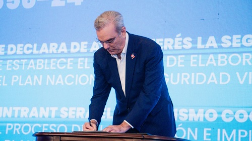 Foto Abinader firma decreto