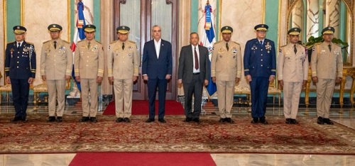Foto Abinader jura militares