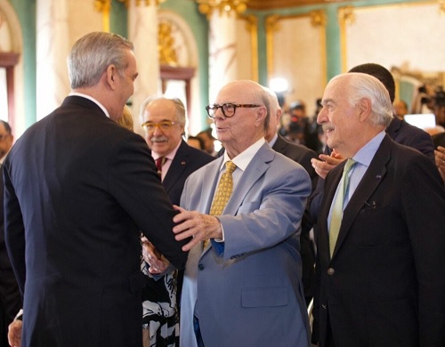 Foto Abinader saluda a Hipólito