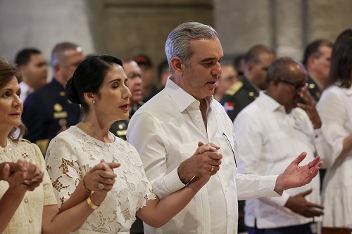 Foto Abinader su esposa Raquel y la vicepreiente Raquel Peña