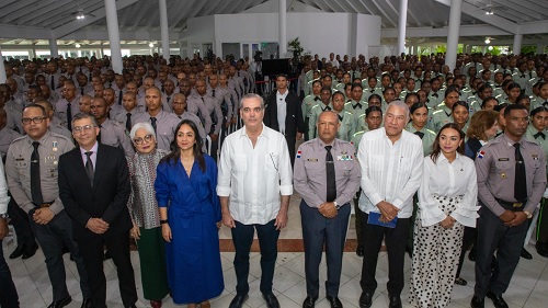 Foto Abinader y pimeros policías reorma policial