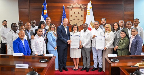 Foto Ayuntamiento de Santiago entrega llave de la ciudad a gobernadora Kathy Hochul y declara Hijo Distinguido a Adriano Espaillat
