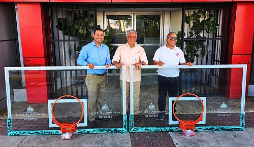 Foto Entrega de tableros MIDEREC-Santiago a centro educativo del Carmen de Bella Vista