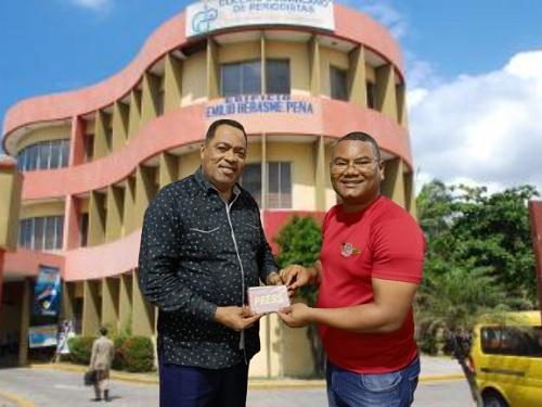 Foto José Beato entrega certificación FIP al periodista Logan Jiménez