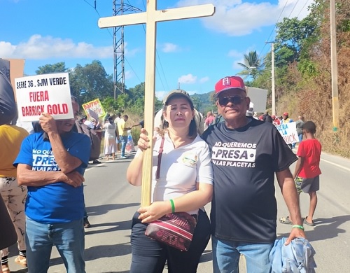 Foto Llaniris Espainal apoya protesta Barrick Gokd