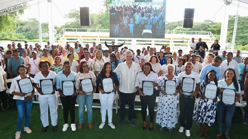 Foto Luis entrega títuos de prpoiedad