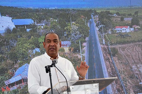 Foto Ministro Deligne Ascención en la inauguracion de la carretera Navarrete-Montecriti