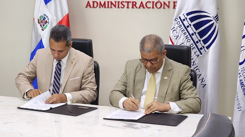 Foto Ministro del MAP y Rector del ITLA firmando el convenio