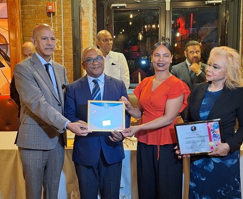 Foto Olivo recibe reconoimiento Inst. Duartiano de NY