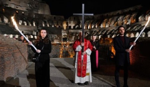 Foto Papa carga cruz