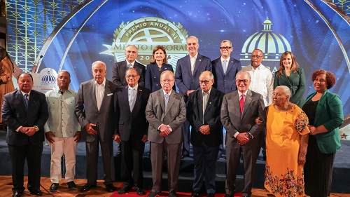Foto Presidente Abinader junto a empresarios y dirigentes sindicales