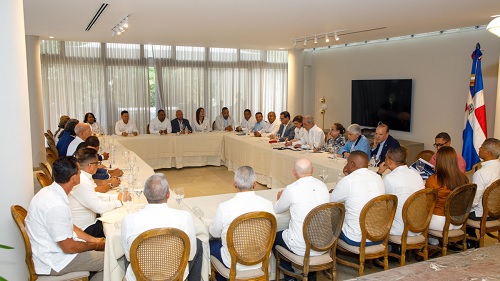 Foto Presidente  con empresarios de Santiago