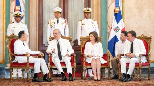 Foto Presidente recibe diplomáticos