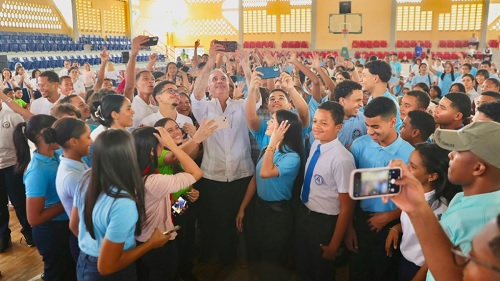 Foto Presidente y estudiantes de Santiago