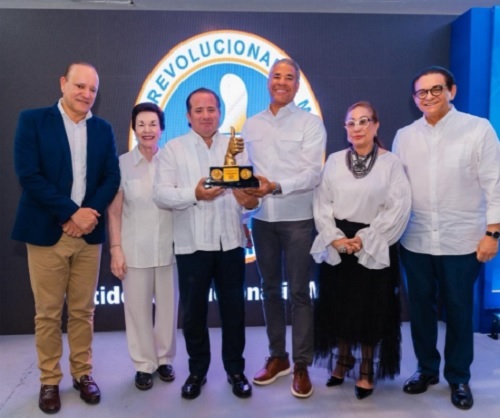Foto Rosa Santos Ulises Rodrígez Andrés Cuego y Sonia Guzmán en reconocimiento José Paliza