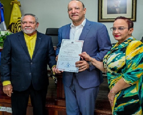 Foto Ulises recibe certificacion alcalde de Santiago
