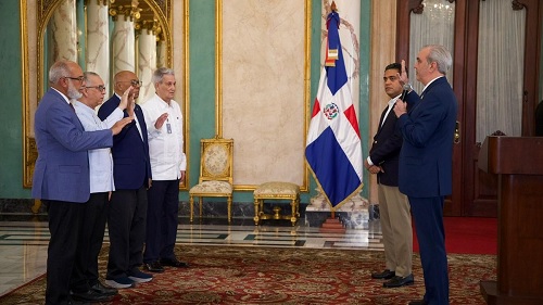 Foto  Abinader juramenta comision superisará obras cojn dinero recuperado