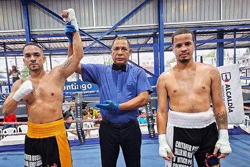 Foto   Noel Reyes Zapatoki Cepeda es declarado ganador por el árbitro Lorenzo Arias al lado Jairo Burgos
