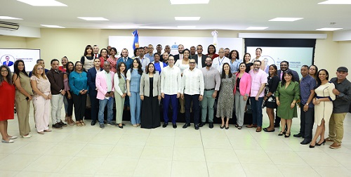 Foto  grupal junto al ministro Sigmund Freund los viceministros y comunicadores