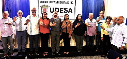 Foto juramentan nueva directiva de UDESA