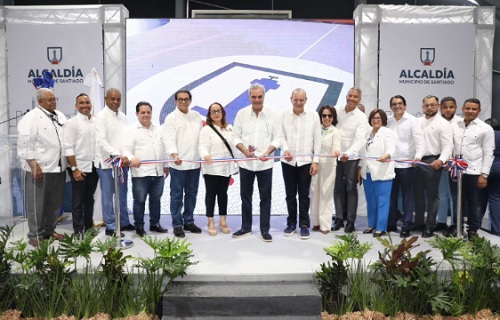 Foto alcalde entrega techados en Santiago