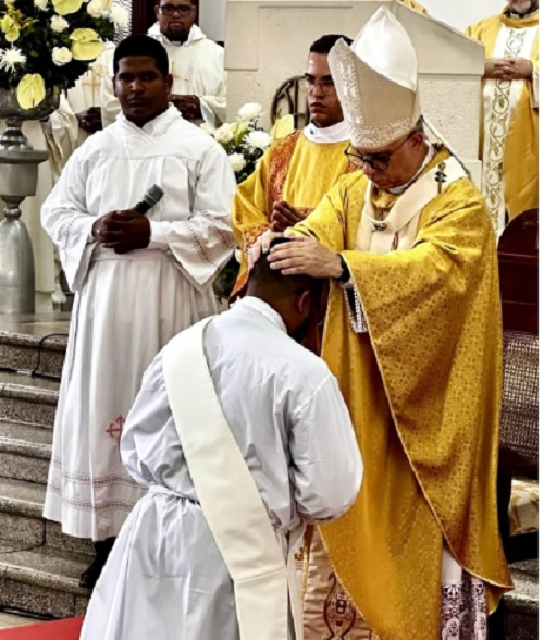 Foto arzobispo Rodríguez consagra 3 sacerdotes