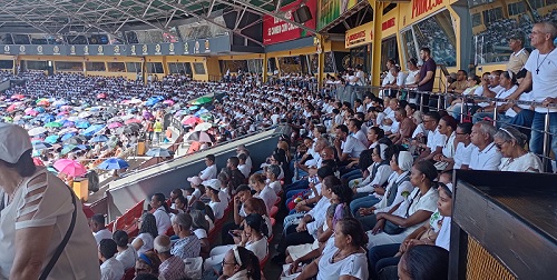 Foto asistemtes misa Estadio Jueves Santop