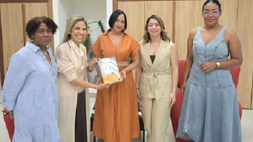 Foto autoridades del Ministerio de la Mujer con Karina Sainz