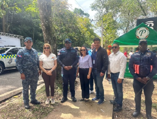 Foto director PN La Vega y itris agentes