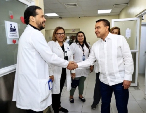 Foto director del SMS y funcionaios Hospital Estrella Ureña