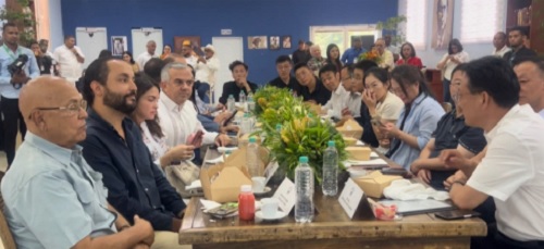 Foto empresarios chinos y tamborileños hablan de negocios