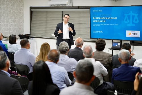 Foto exponente conferencia ind. Herrera