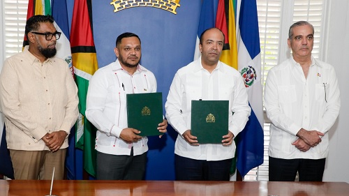 Foto funcionaios de Huyana y RD