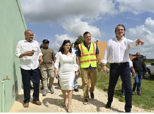 Foto funcionarios BANRESERVAS y Ministerio Construcción
