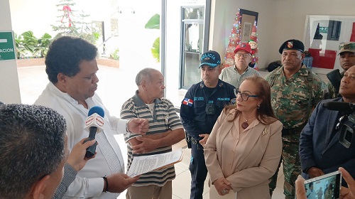 Foto gobernadora recibe documento de protesta de La Canela por falta de apoyo gobierno