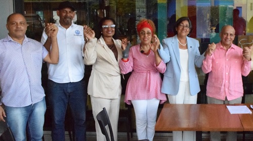 Foto grupo apoya a Ana Rojas en Recinto Santiago de UASD
