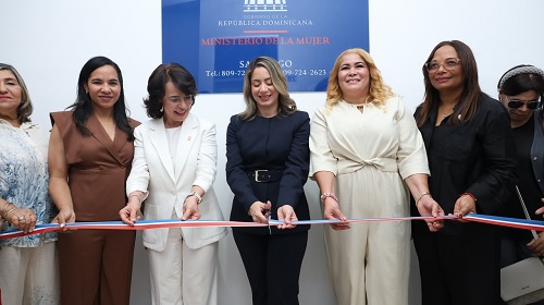 Foto inauguran oficina de la Mujer en Santiago