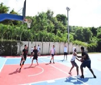 Foto jugando baske en cancacha CDP